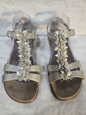 Women’s Floral T-Strap Sandals - Silver
